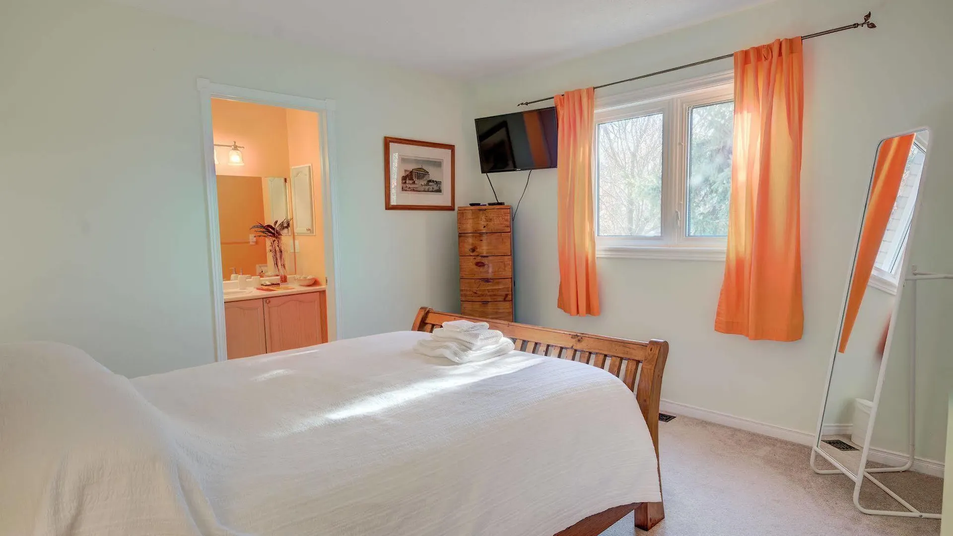 High Trees Bed & Breakfast أوتاوا 3*,  كندا
